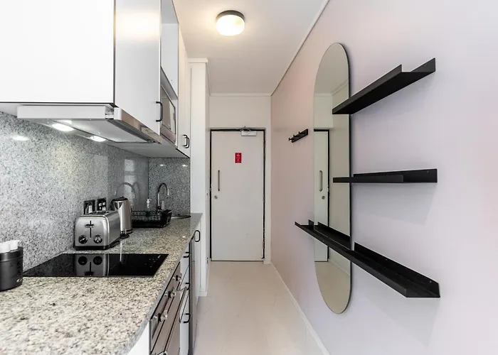 Flamingo 603: Sea Point Aprt With Mountain Views