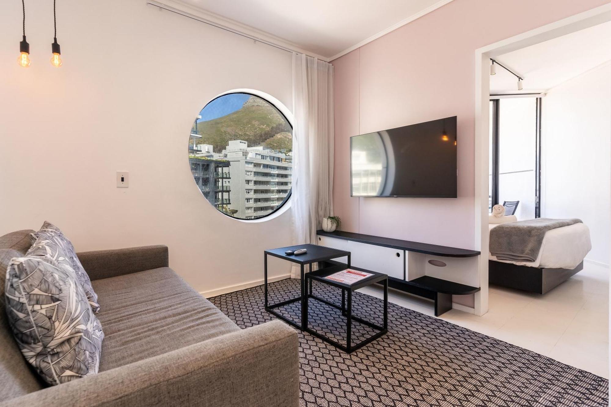 Flamingo 603: Sea Point Aprt With Mountain Views Appartement